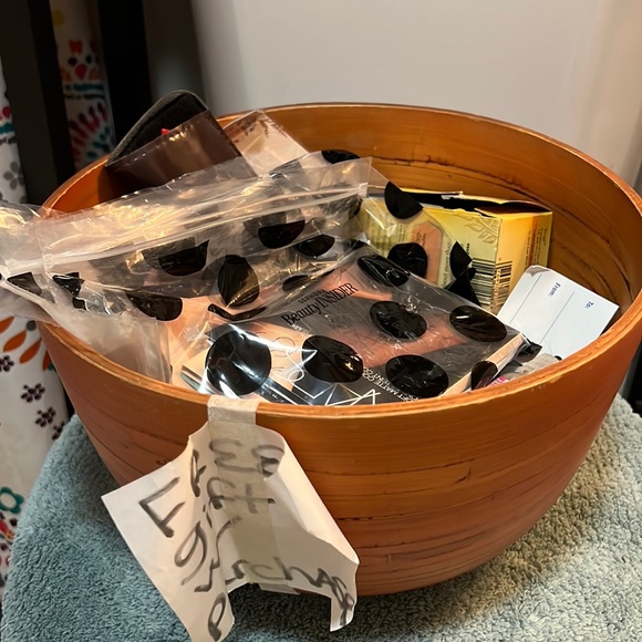 Free gifts include: samples of luxury skin care, cosmetics, & haircare!!! - Picture 2 of 4